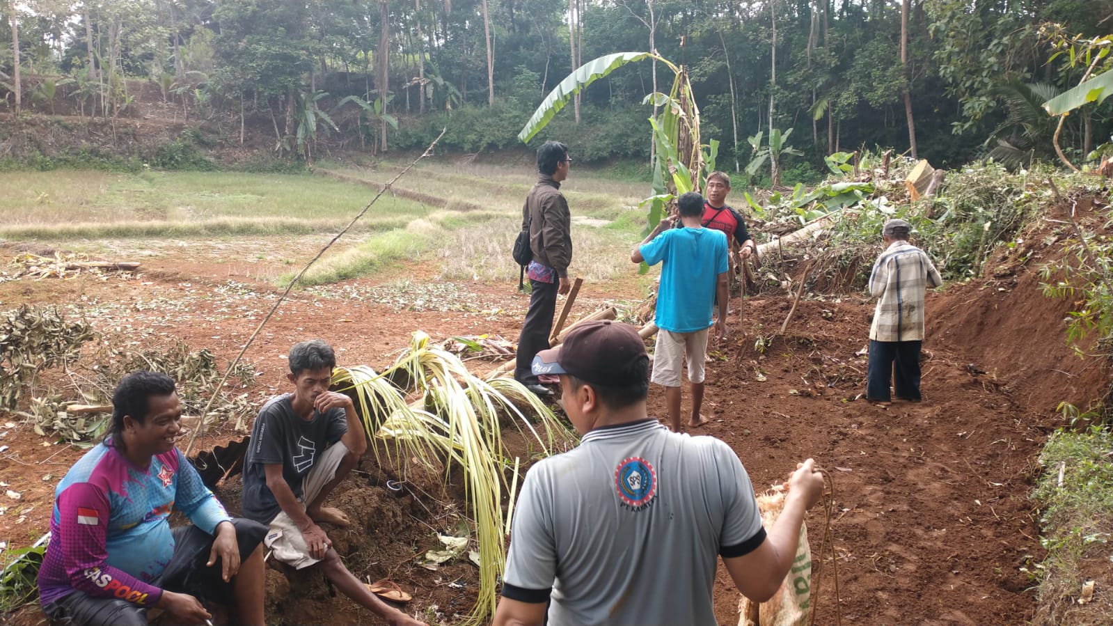 Gotong Royong Bersihkan sisa longsor