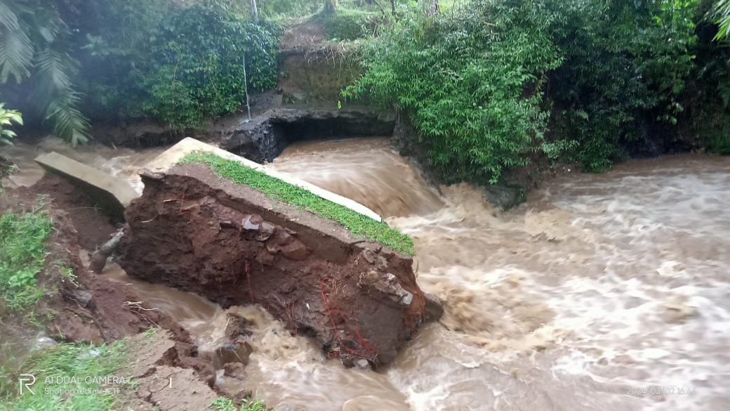 TANGGUL AIR/DAM CIGUGULA TERSERET AIR BAH